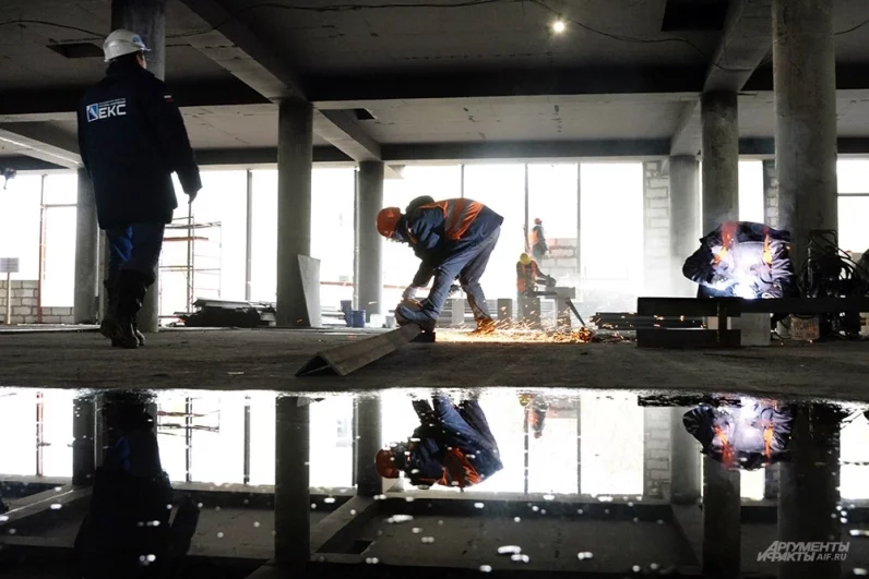 Укладка кирпича внутри здания продолжится и зимой.