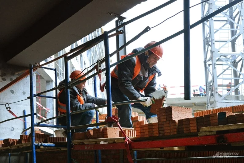 Работа идет ударными темпами: еще в мае был готов только подземный этаж.