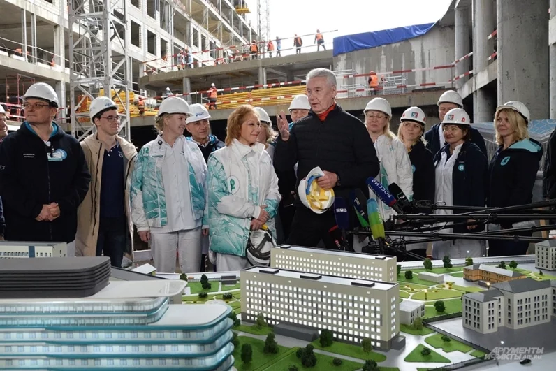 На стройплощадке мэр побеседовал с врачами больницы - выяснил, довольны ли они проектом.
