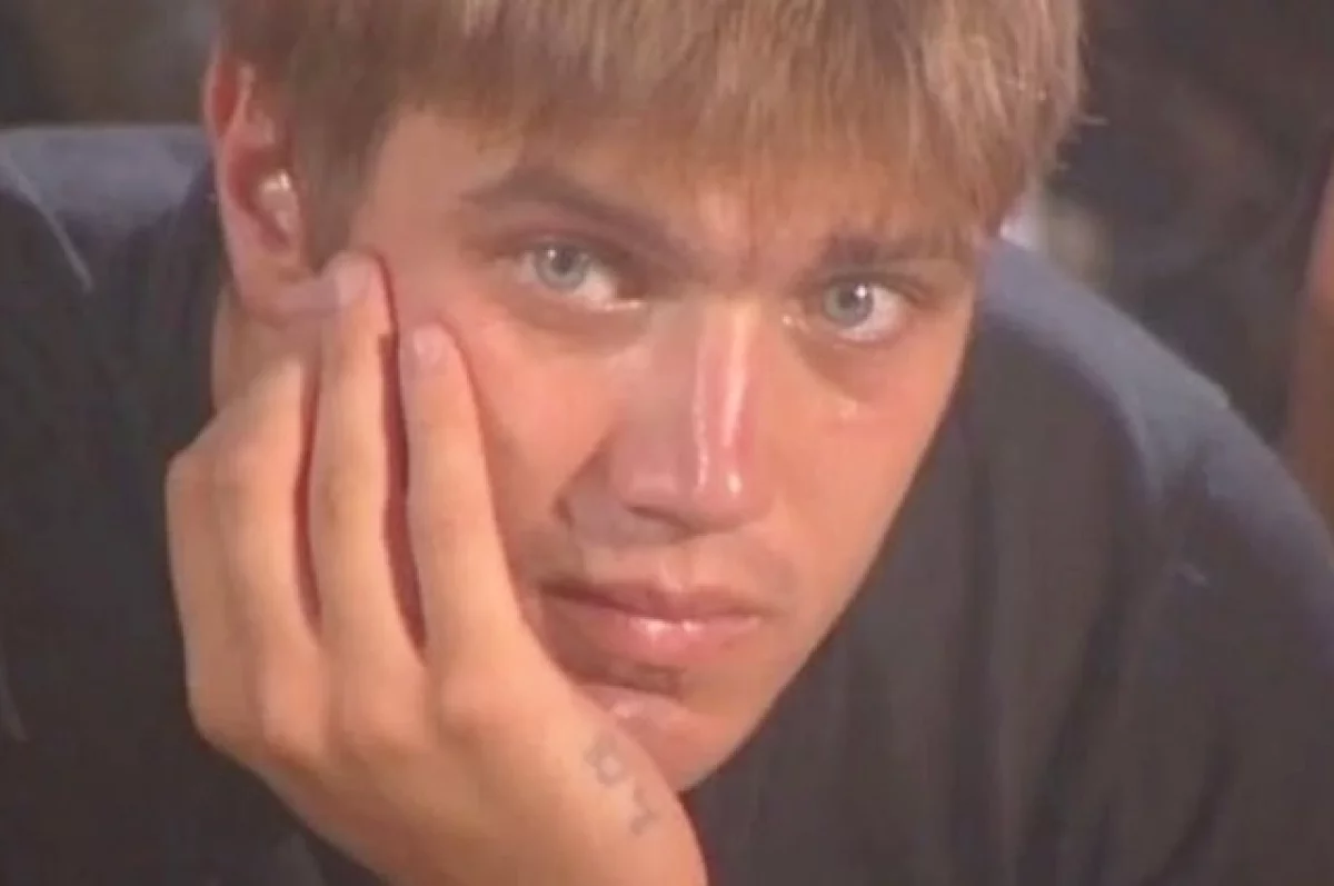 Мас әйелдің телефонмен жатуы түсірілген видео