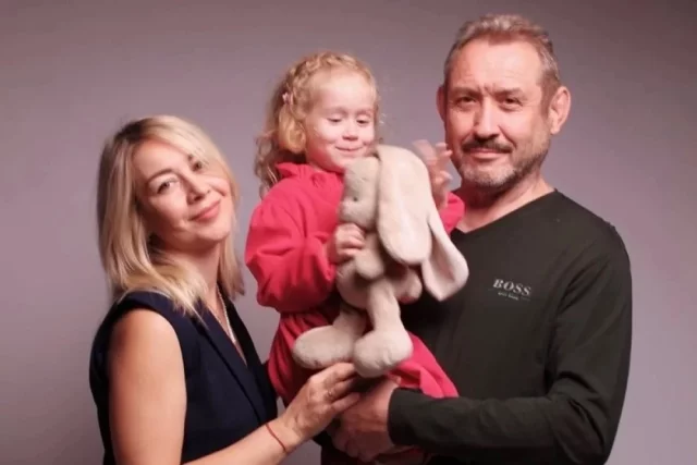 Что мешало Усольцевым купить билеты на самолет, сделать визу и улететь за океан? 