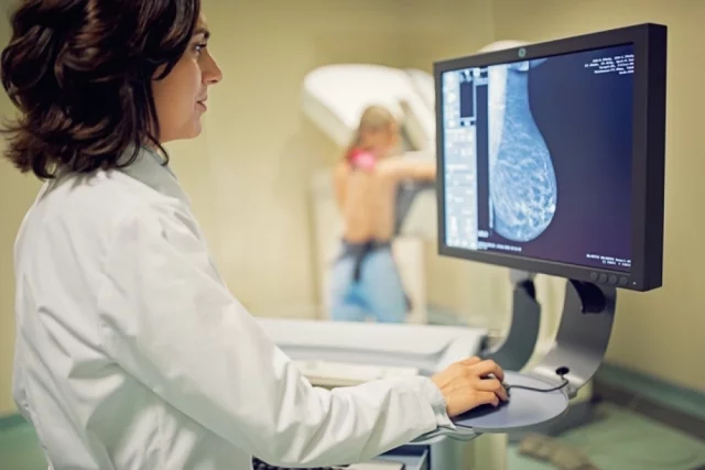 Среди факторов риска на первом месте — мутации в генах BRCA1/2, TP53, PTEN. 