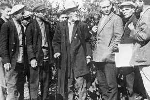 Иван Владимирович Мичурин (в центре), русский биолог и селекционер, автор многих сортов плодово-ягодных культур, среди своих помощников. Город Козлов (ныне Мичуринск), 1932 год.