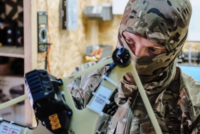 Оператор беспилотников группировки «Днепр» ВС РФ в процессе доработки FPV-дронов для выполнения боевых задач на запорожском направлении.