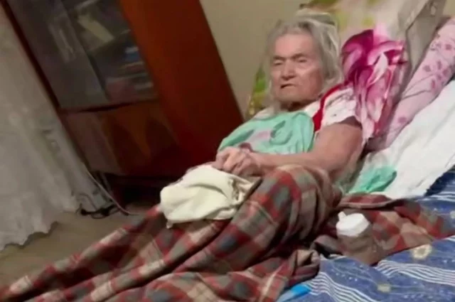 Родственники записали видео с пострадавшей пенсионеркой.