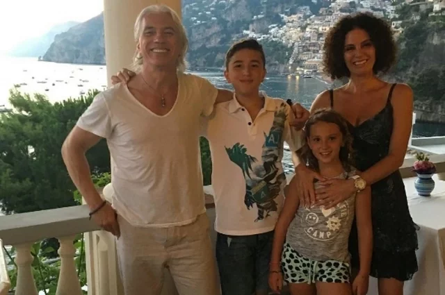 Дмитрий Хворостовский со второй женой и младшими детьми.