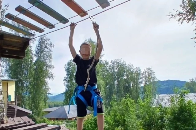 Досуг у детдомовцев Прокопьевска, в том числе Кирилла, был весьма разнообразный. Здесь вполне счастливый Кирилл лазает в верёвочном парке. 