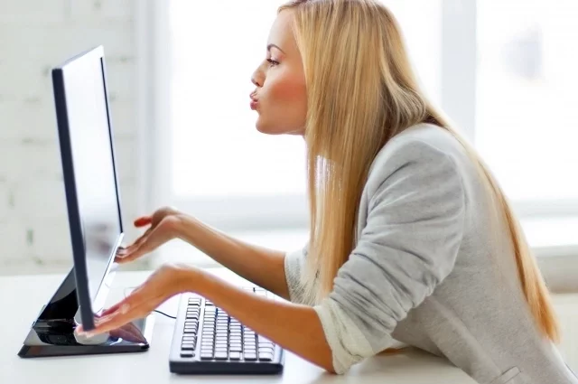 Сегодня многие девушки пытаются найти свою вторую половинку в Сети.