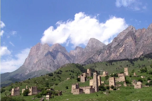 Туристы ещё могут успеть погулять по горам.