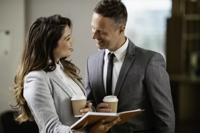 Роман между коллегами почти всегда отражается на работе: люди теряют концентрацию.