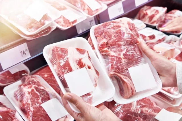 В магазинах фермерское мясо появляется реже из-за жестких стандартов торговых сетей, которые требуют строгого соблюдения графика и конкретных объемов поставок.