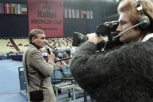 Спортивный комментатор Сергей Ческидов во время теннисного турнира. 1994 г.