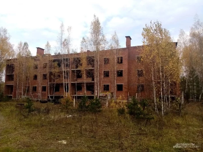 В 3-этажном кирпичном здании планировали открыть общежитие.