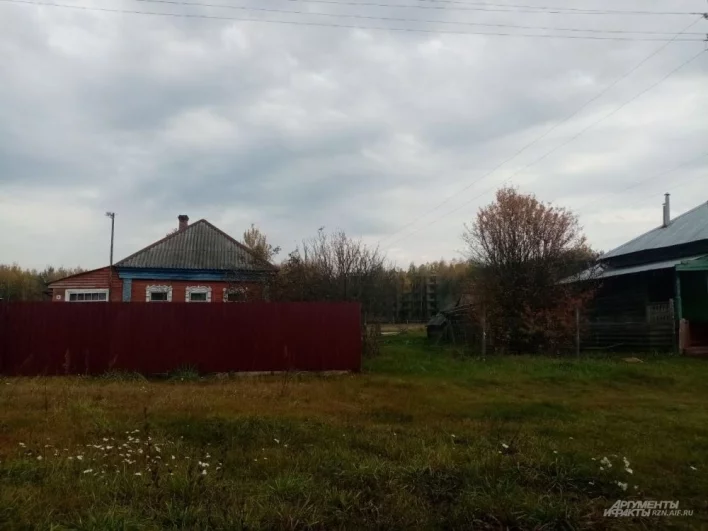 У жителей домов соседней деревни задние окна выходят на заброшки. Вид, наверное, не самый приятный.