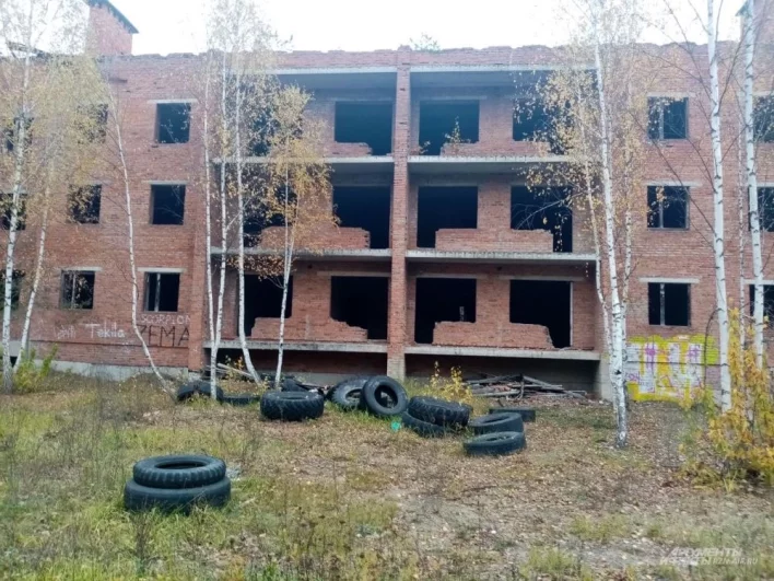 У этой заброшки, к сожалению, полностью рухнула крыша.