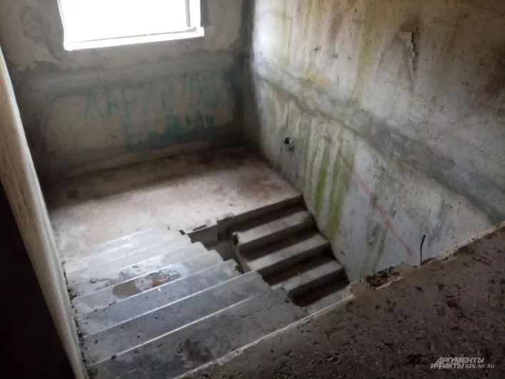 Внутри мы не заметили каких-то трещин или разрушений. Кажется, что дома неплохо сохранились. Можно сделать ремонт, подвести коммуникации и жить там. Но не всё так просто.