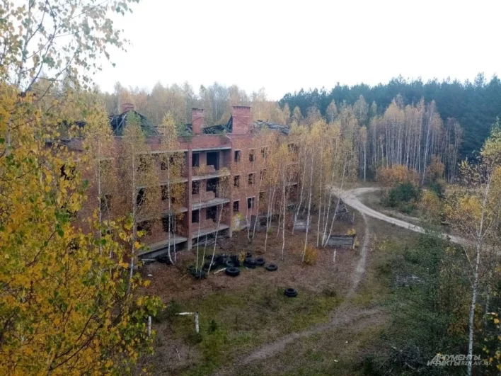 Полностью люди не покинули эти места. Перед 3-этажным здание валяются покрышки, чуть дальше - помойка. Хотелось бы, конечно, чтобы как постройки, так и территорию вокруг использовали иначе.