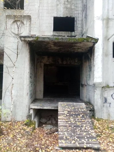 Здания иногда посещают люди. К входу даже подставили в некотором смысле лестницу. Но признаков вандализма не видно.