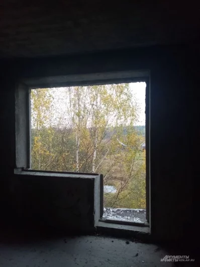 Застройщик не успел вставить окна и двери на балкон. А может их сразу вынесли, когда финансирование закончилось и строительные работы прекратились.