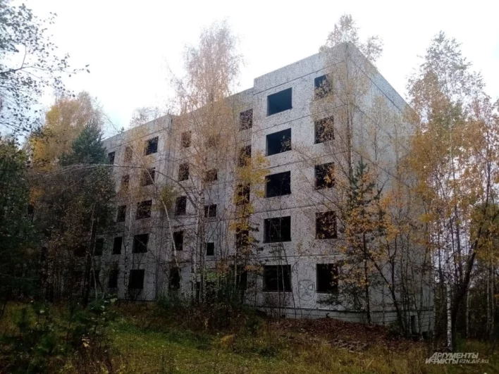 Из пяти заброшенных зданий два удалось продать несколько лет назад. Ещё три ждут своей участи.