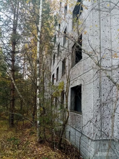 Эксперты считают, что восстанавливать эти недостроенные и заброшенные панельные здания смысла нет. Им несколько десятков лет при сроке эксплуатации в 50.