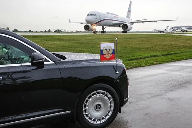 Кортеж и самолет президента РФ Владимира Путина.