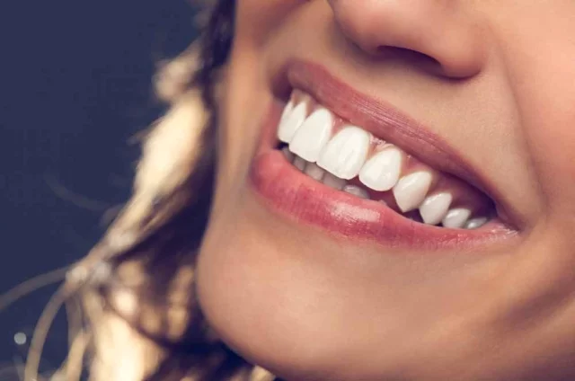 Вода механически очищает поверхность зубов, тем самым устраняя питательную среду для бактерий, которые питаются остатками пищи в полости рта.