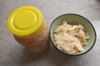 Если выбрать плохую капусту, то лучшая закуска конца осени не получится, будет мягкой, не обретет нужного кисловато-соленого пронзительного вкуса.