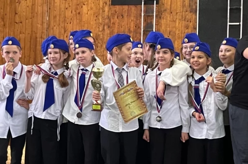 Победители и призеры отдельных этапов получили памятные призы. Лучшие команды по итогам общего зачета награждены медалями и кубками. Самый большой кубок ушел в копилку школы N 19(25).