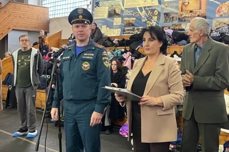 В открытии соревнований и награждении принял участие заместитель начальника ГУ МЧС России по Рязанской области полковник Евгений Викторович Сауткин. Сотрудник ведомства пожелал ребятам удачи и победы.