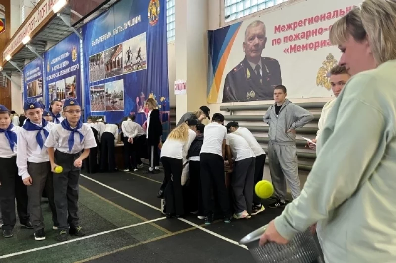 Участники интеллектуальной игры соревновались не только в знаниях правил пожарной безопасности, но и в ловкости. Одним из испытаний стало попадание теннисным мячом в корзину. 