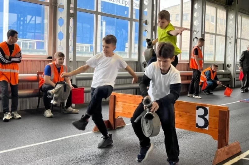 Полоса препятствий содержала элементы пожарно-спасательного спорта. Ребята прокладывали рукавную линию. Благодаря командной работе, все школьники успешно справились с испытанием.