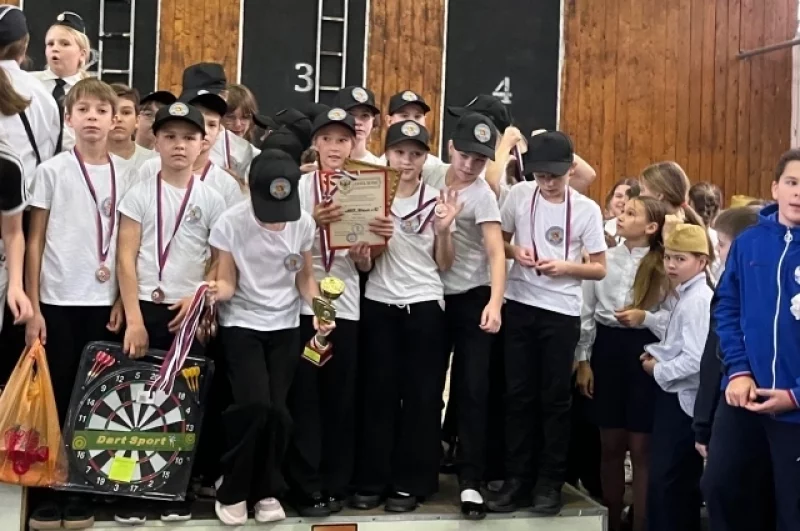 Победителей и призеров чествовали бурными аплодисментами. Борьба была и правда напряженной. Команды шли вплотную и отрыв по количеству баллов был минимальным.