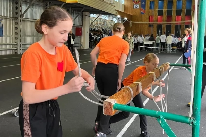 Элементом подготовки пожарных являются узлы. Это необходимо для проведения спасательных работ, страховки, подъема и спуска людей и грузов.
