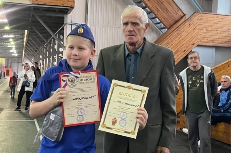 Каждая команда получила грамоту за участие. Призами были награждены лучшие: школьники получили мячи и настольные игры. 