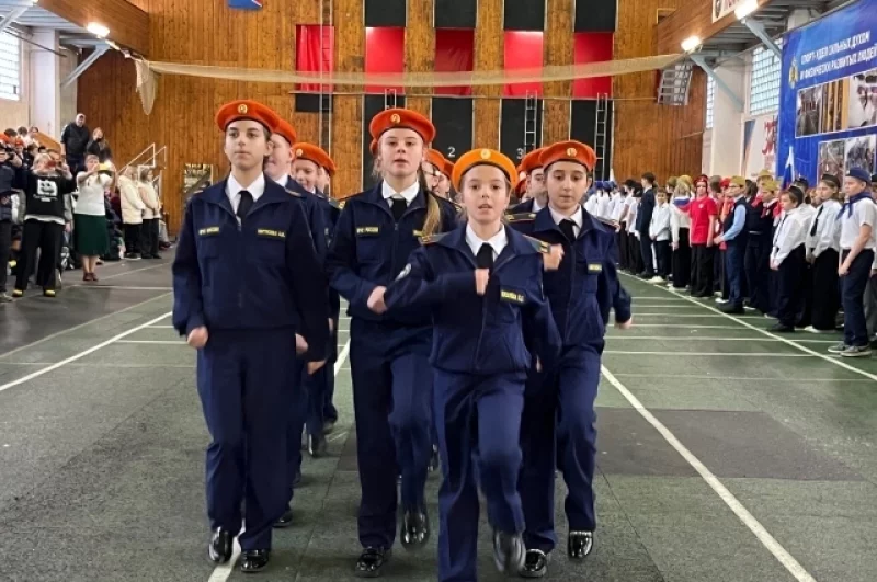 Этап смотра строя и песни показал слаженность команд и умения командиров. Испытание проверило то, насколько ребята умеют синхронизироваться и идти к цели вместе.