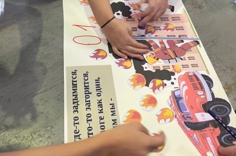 Участники интеллектуальной игры смогли проявить и умственные, и творческие способности. На одной из станций пятиклассники создавали плакат о пожарной безопасности. Каждая школа смогла забрать плод своих трудов себе.