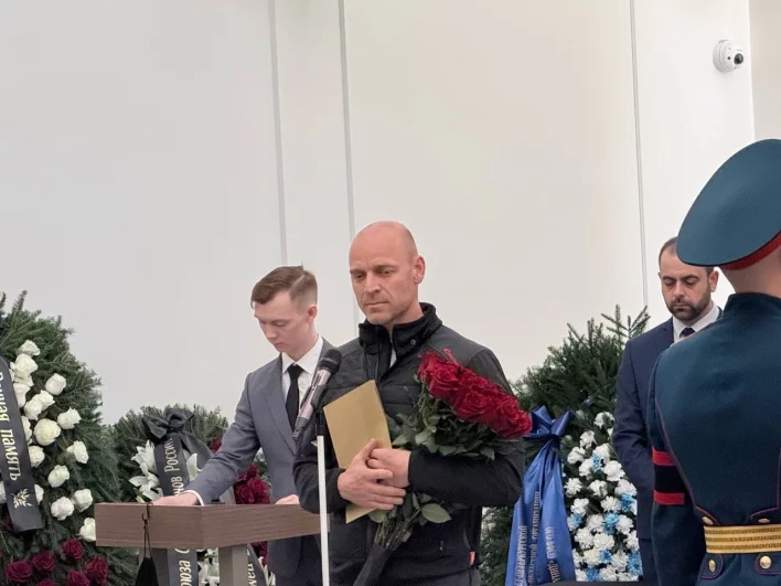 Также в последний путь заслуженного спортсмена проводил председатель комитета по физкультуре и спорту Антон Шантырь.