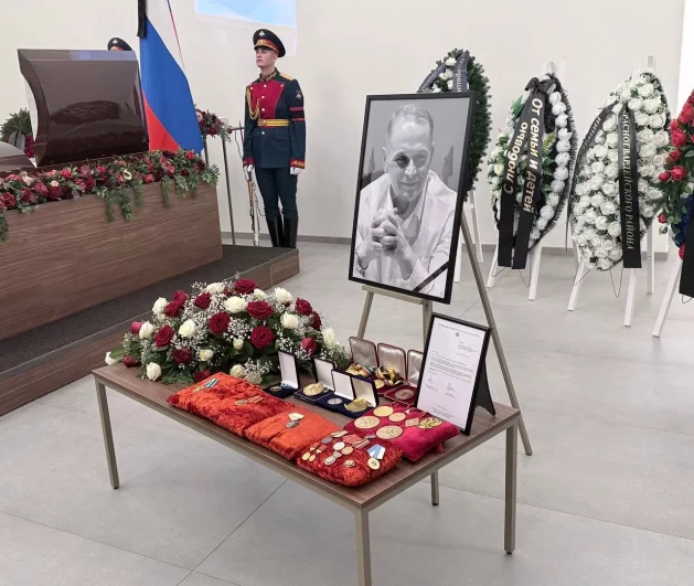 Отпевание Александра Дитятина пройдет в Воскресенском Смольном соборе, а похоронят его на Богословском кладбище.