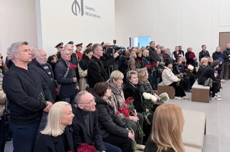 На прощание с легендарным гимнастом пришли его ученики и коллеги.