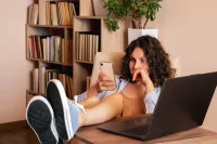 Зумеры отличаются стремлением к самореализации и поиску внутреннего призвания, не боятся „портить“ трудовую книжку частой сменой места работы.