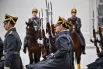 Военнослужащие роты специального караула Президентского полка ФСО России на церемонии развода пеших и конных караулов на Соборной площади в Кремле.