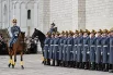 Военнослужащие роты специального караула Президентского полка ФСО России на церемонии развода пеших и конных караулов на Соборной площади в Кремле.