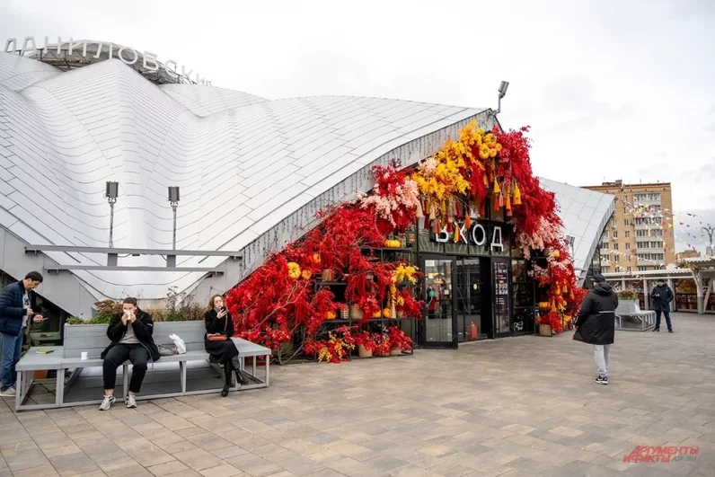 С улицы сразу и не скажешь, что на Даниловском рынке проходит такое необычное событие, зато внутри есть, на что посмотреть. Снаружи – осень, а внутри – жаркое лето.