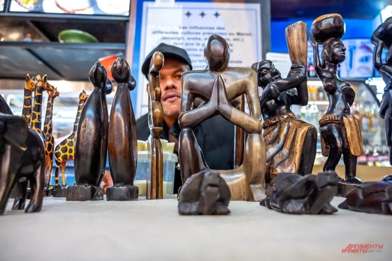 Фигурками из черного дерева и баобаба, сделанными вручную по народным традициям Ганы, торгует улыбчивый Иванс. Его отец – африканец, мама – москвичка.