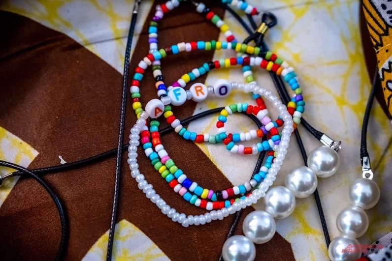 Любители ярких образов найдут на ярмарке изящные украшения в солнечных тонах, сделанные руками африканских мастериц.