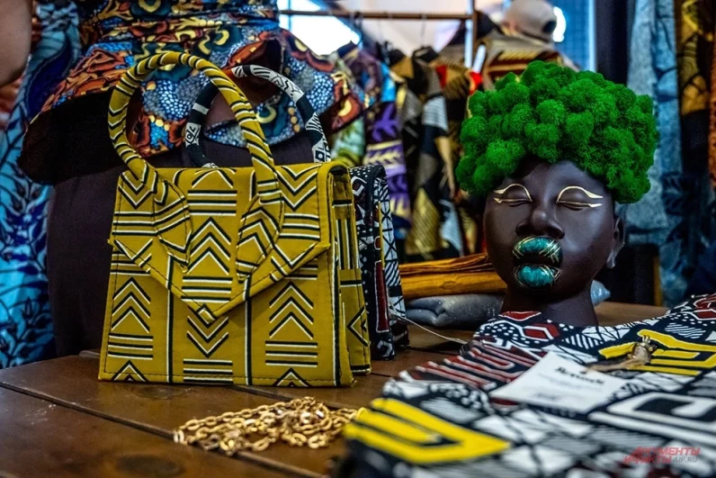 Даже декоративные элементы на прилавках относят гостей к африканской культуре.