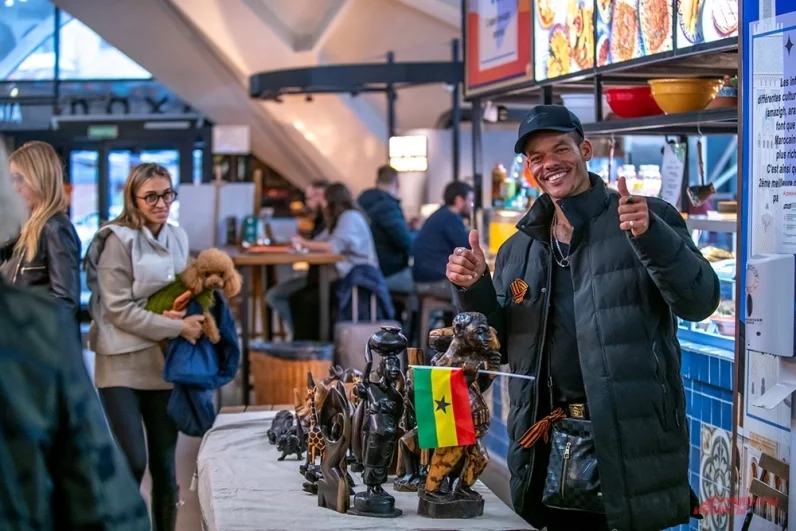 На Даниловском рынке в Москве проходит выставка-ярмарка африканских товаров. Она – часть большого бизнес-форума «Россия-Африка. Экспо 2025».  На выставку производители с жаркого континента привезли и национальную обувь, одежду и угощения.
