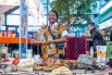 Камерунка Белла Фегёр привезла на выставку кофе, какао, шоколад, украшения и ту самую цветастую одежду из хлопка, столь пригодную для жаркой погоды.