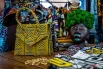 Даже декоративные элементы на прилавках относят гостей к африканской культуре.